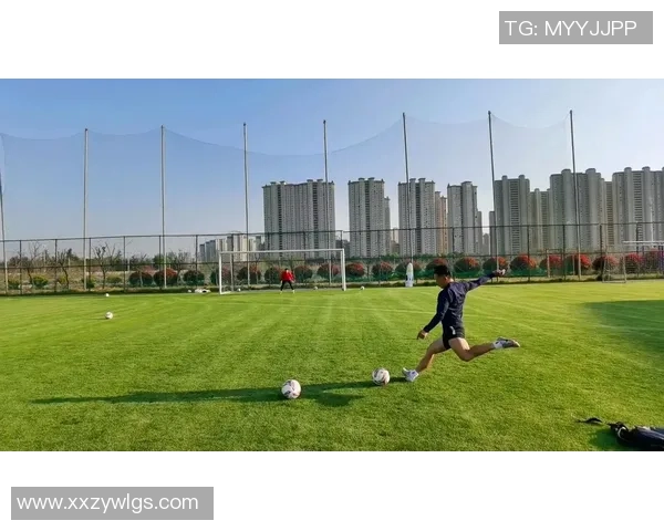 足球明星与孩子们的温馨瞬间展现了爱的传承与梦想的启航 足球明星与孩子们的温馨瞬间展现了爱的传承与梦想的启航